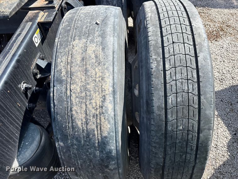 image for item YA1025 2017 Kenworth T680 semi truck