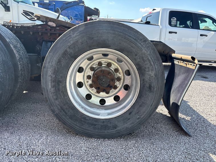 image for item YA1025 2017 Kenworth T680 semi truck