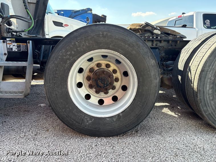 image for item YA1025 2017 Kenworth T680 semi truck