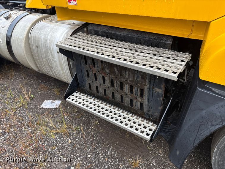 image for item YA1028 2016 Volvo VNL semi truck