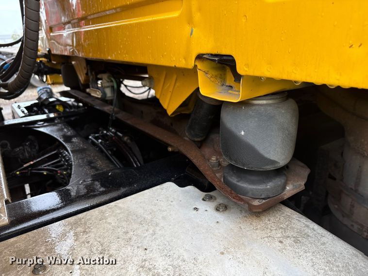 image for item YA1028 2016 Volvo VNL semi truck