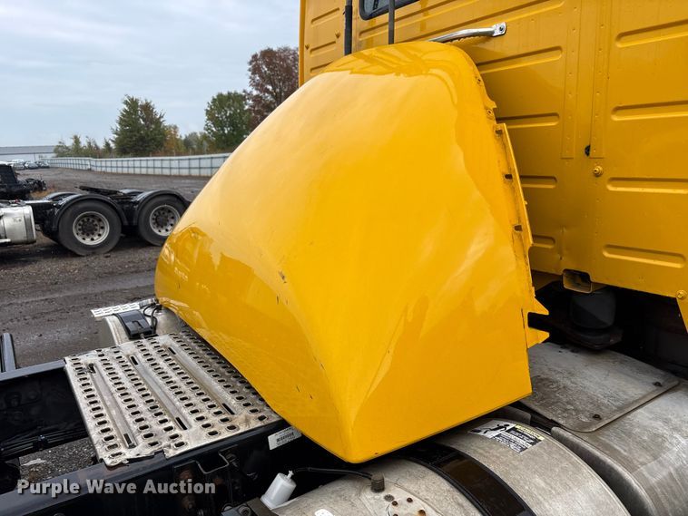 image for item YA1028 2016 Volvo VNL semi truck