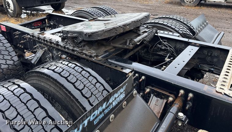 image for item YA1028 2016 Volvo VNL semi truck