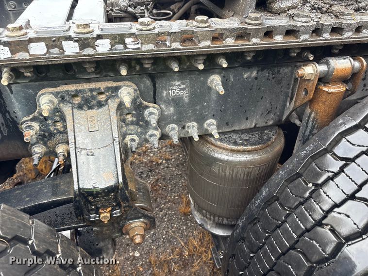 image for item YA1028 2016 Volvo VNL semi truck