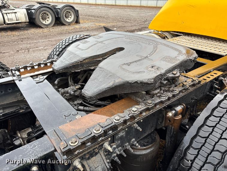 image for item YA1028 2016 Volvo VNL semi truck