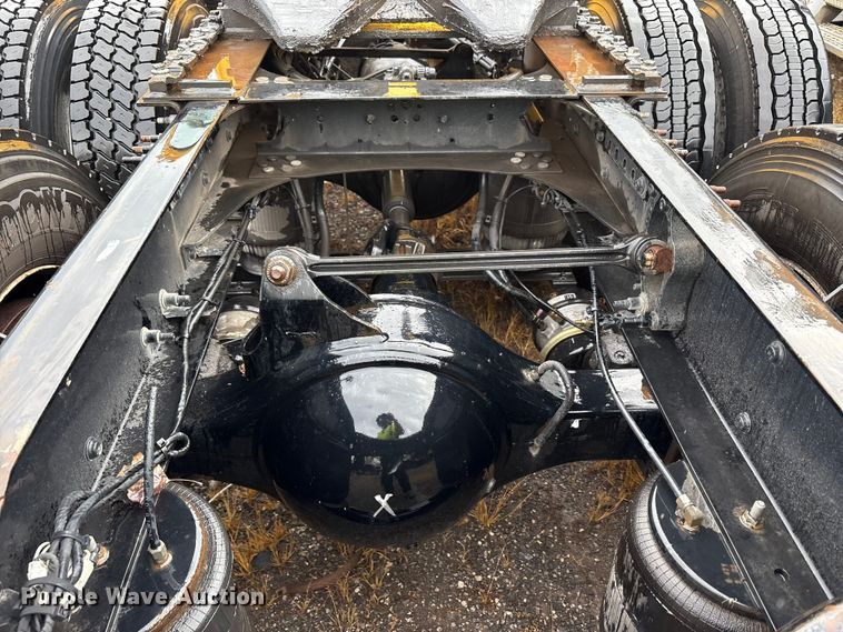 image for item YA1028 2016 Volvo VNL semi truck