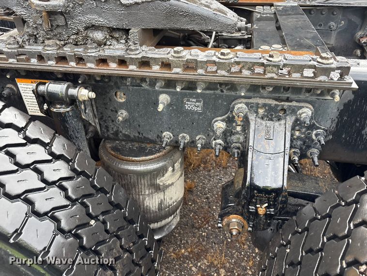 image for item YA1028 2016 Volvo VNL semi truck