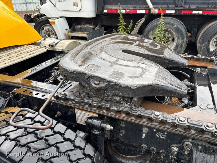 image for item YA1028 2016 Volvo VNL semi truck