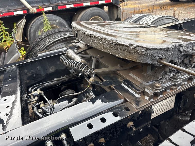 image for item YA1028 2016 Volvo VNL semi truck