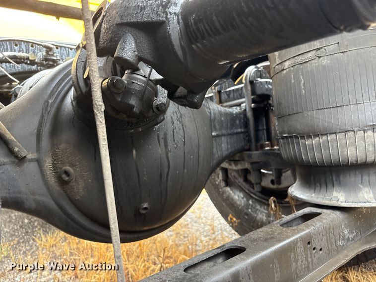 image for item YA1028 2016 Volvo VNL semi truck