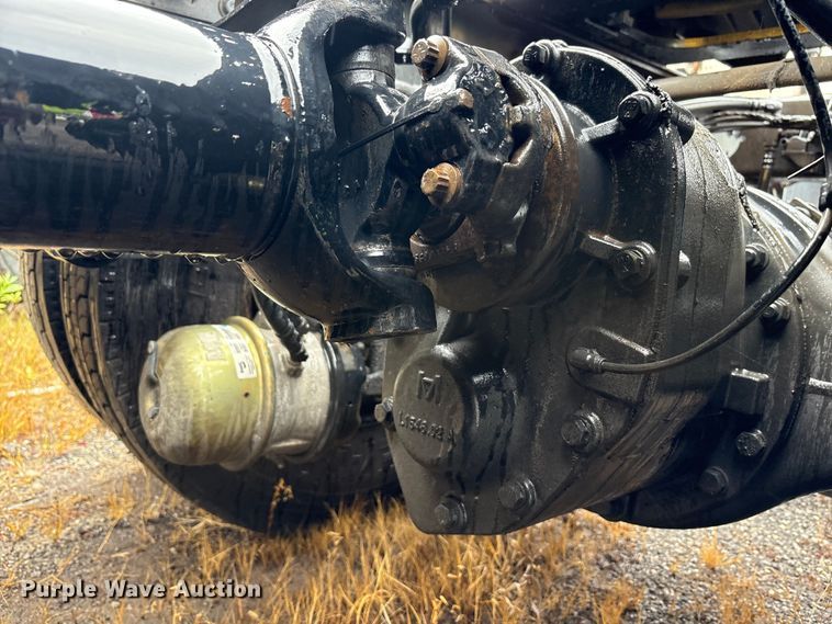 image for item YA1028 2016 Volvo VNL semi truck