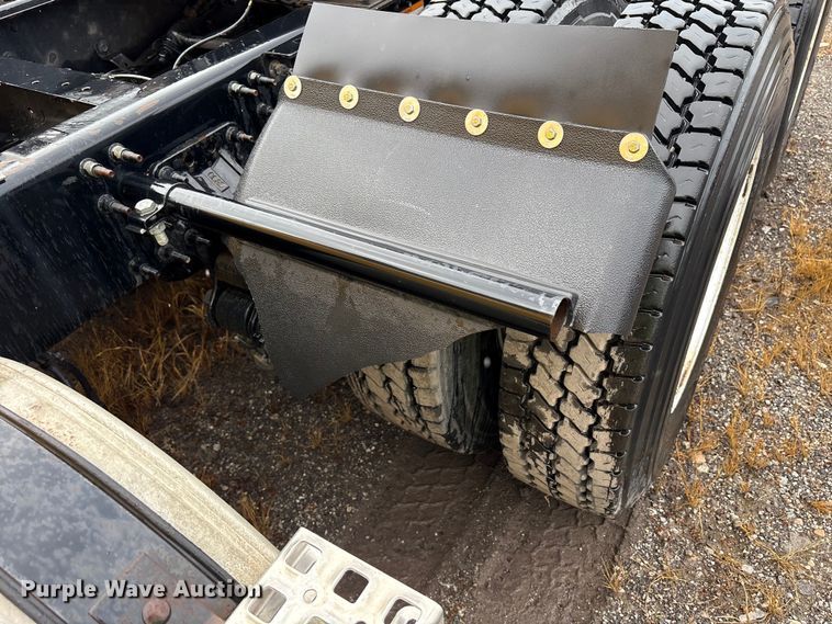 image for item YA1028 2016 Volvo VNL semi truck