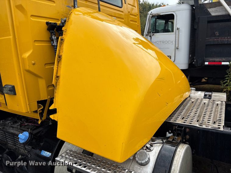 image for item YA1028 2016 Volvo VNL semi truck