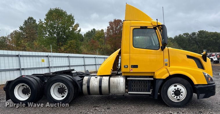 image for item YA1028 2016 Volvo VNL semi truck
