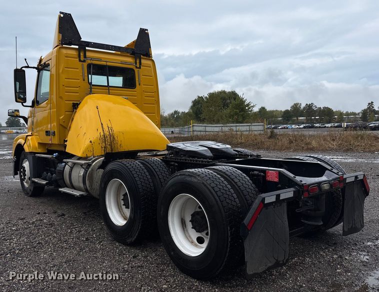 image for item YA1028 2016 Volvo VNL semi truck