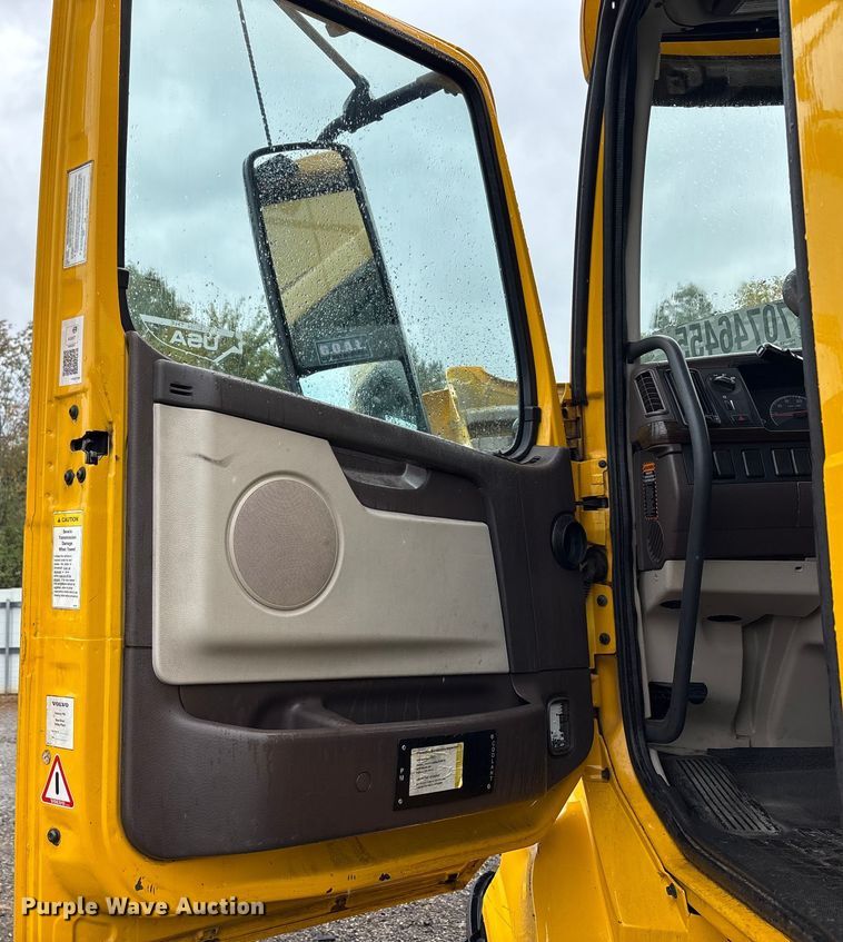 image for item YA1028 2016 Volvo VNL semi truck