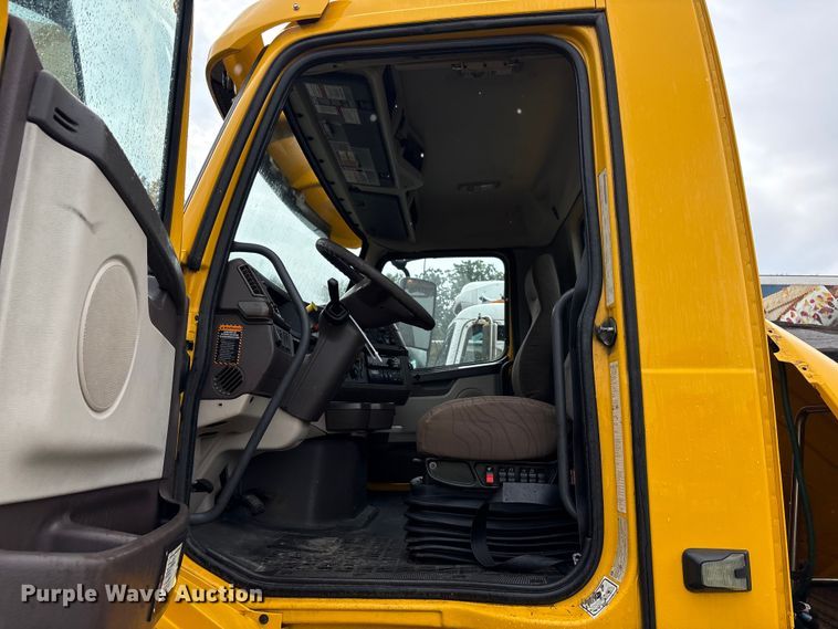 image for item YA1028 2016 Volvo VNL semi truck