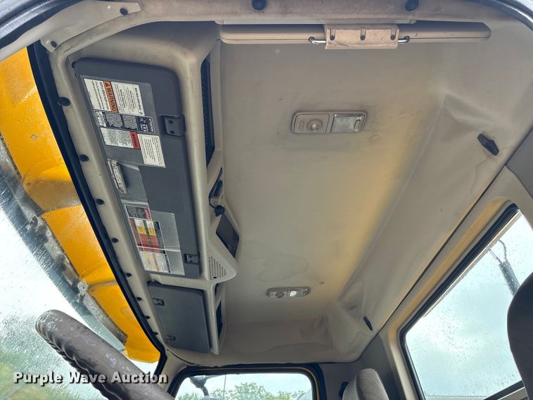 image for item YA1028 2016 Volvo VNL semi truck