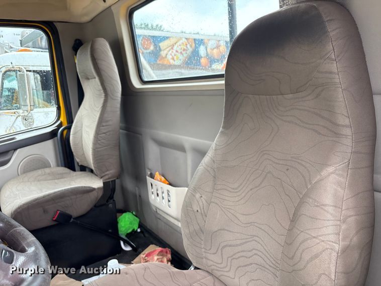 image for item YA1028 2016 Volvo VNL semi truck