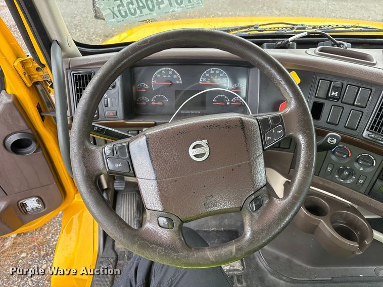 image for item YA1028 2016 Volvo VNL semi truck