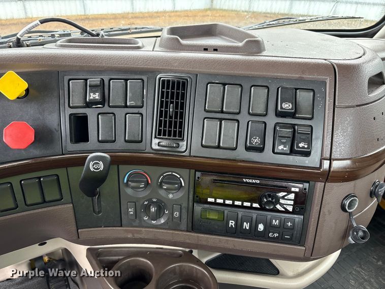 image for item YA1028 2016 Volvo VNL semi truck