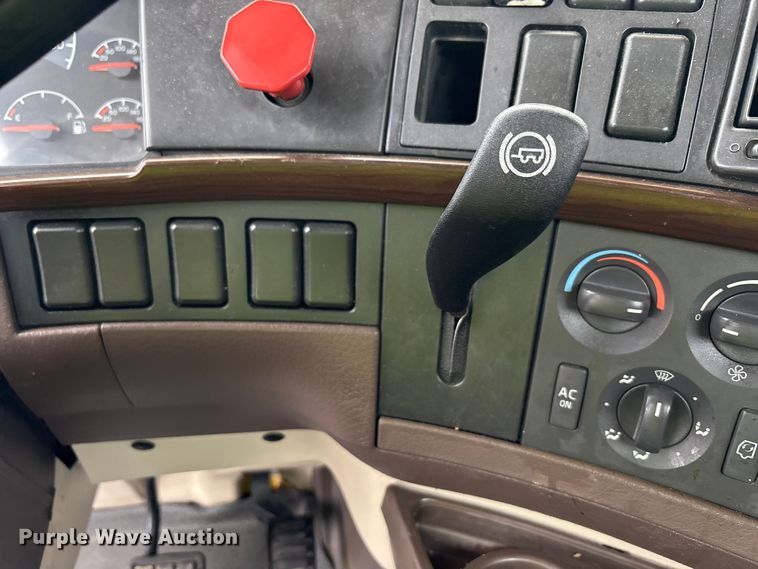 image for item YA1028 2016 Volvo VNL semi truck