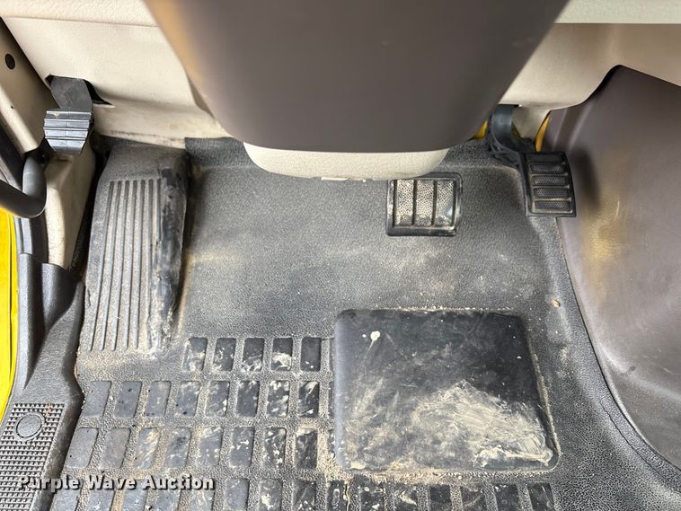 image for item YA1028 2016 Volvo VNL semi truck