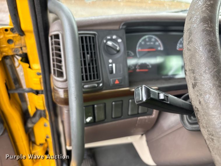 image for item YA1028 2016 Volvo VNL semi truck