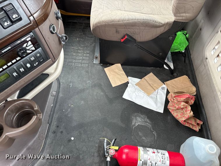 image for item YA1028 2016 Volvo VNL semi truck