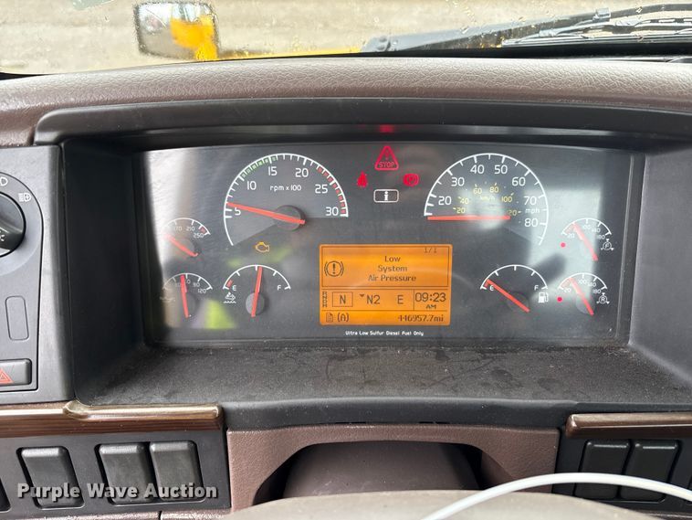 image for item YA1028 2016 Volvo VNL semi truck