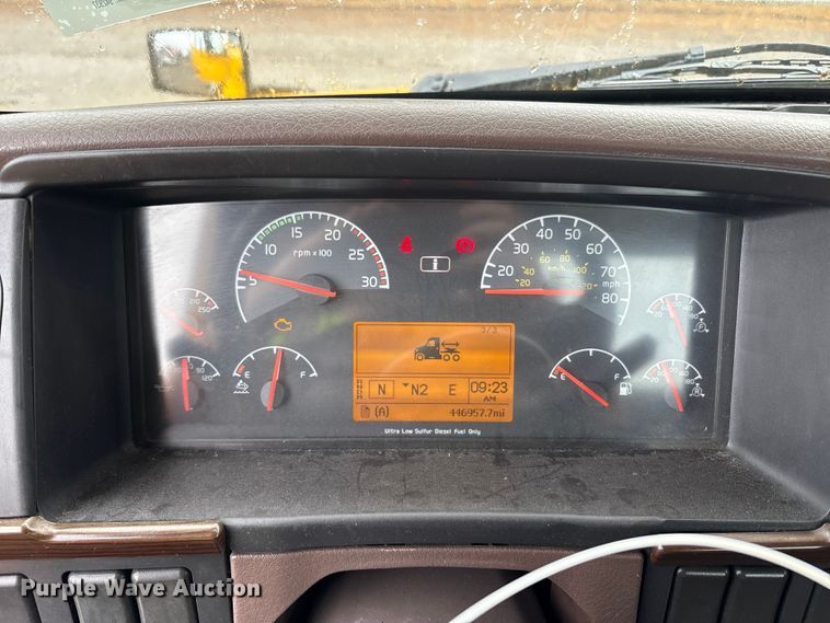 image for item YA1028 2016 Volvo VNL semi truck