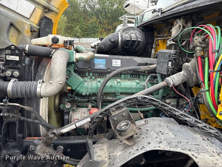 image for item YA1028 2016 Volvo VNL semi truck