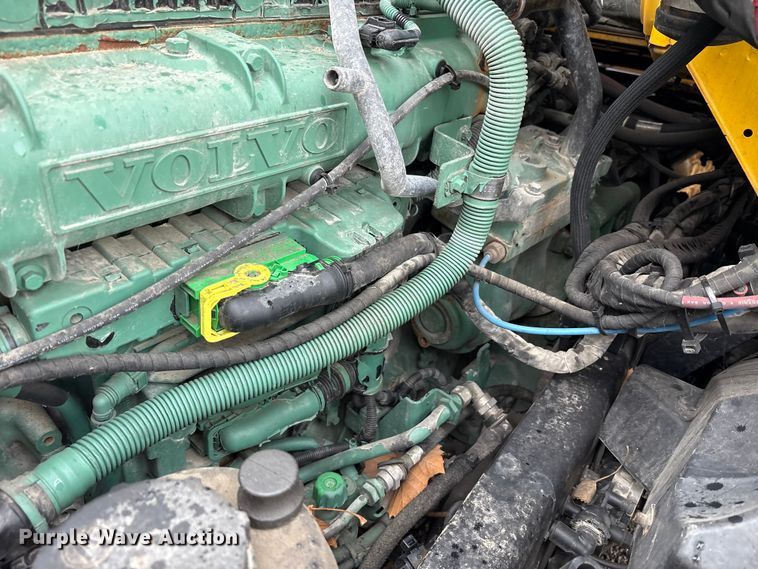 image for item YA1028 2016 Volvo VNL semi truck