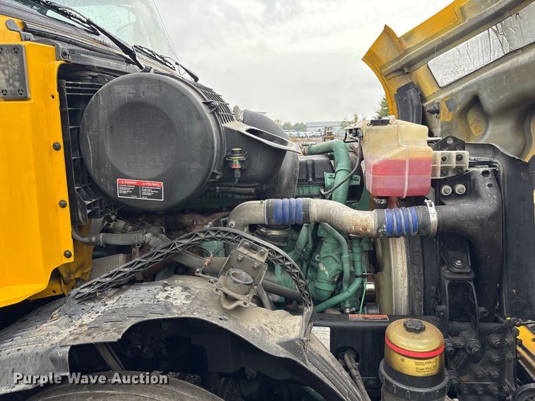 image for item YA1028 2016 Volvo VNL semi truck