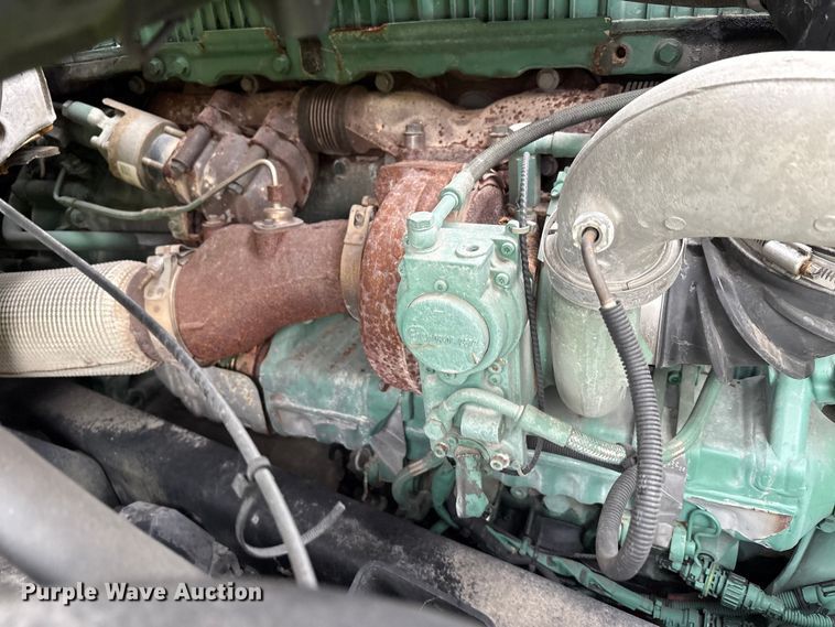 image for item YA1028 2016 Volvo VNL semi truck