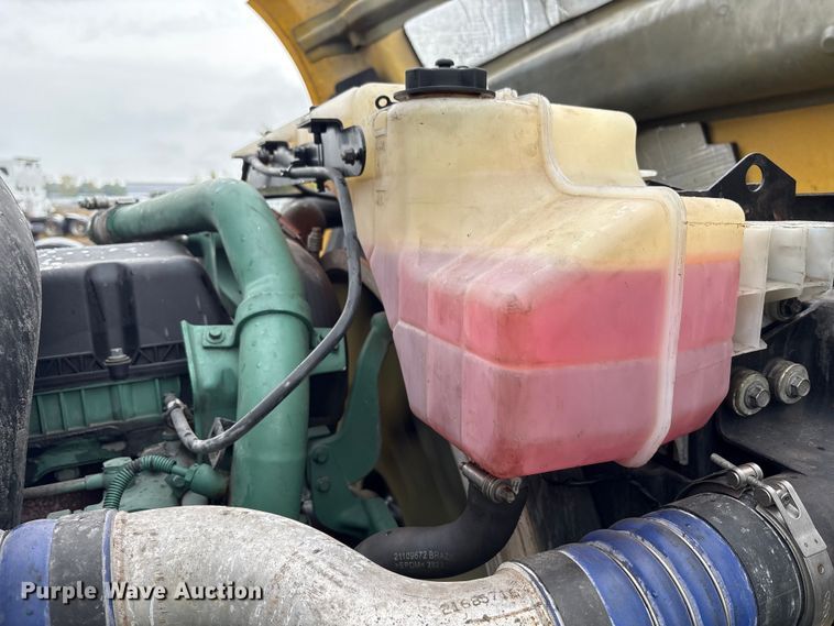 image for item YA1028 2016 Volvo VNL semi truck