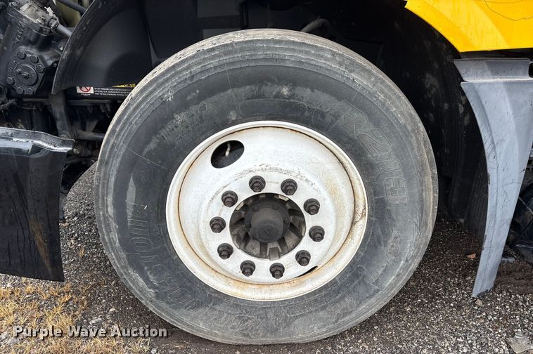 image for item YA1028 2016 Volvo VNL semi truck