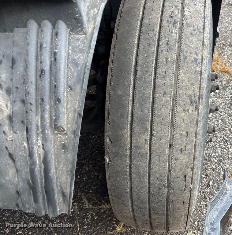 image for item YA1028 2016 Volvo VNL semi truck