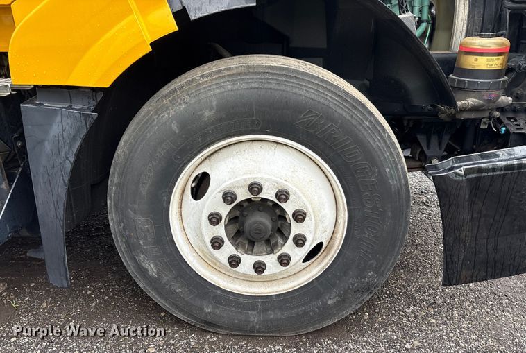 image for item YA1028 2016 Volvo VNL semi truck