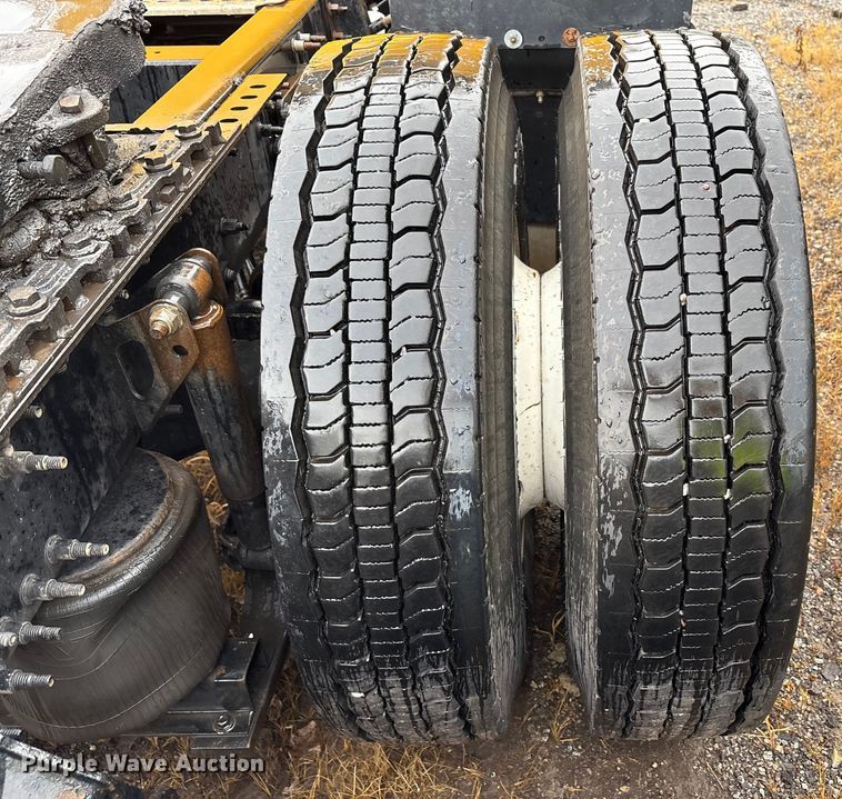 image for item YA1028 2016 Volvo VNL semi truck