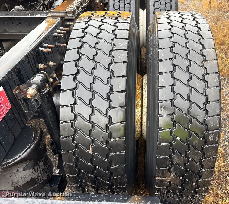 image for item YA1028 2016 Volvo VNL semi truck