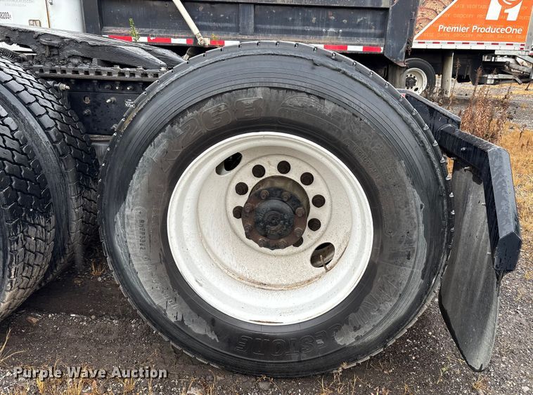 image for item YA1028 2016 Volvo VNL semi truck