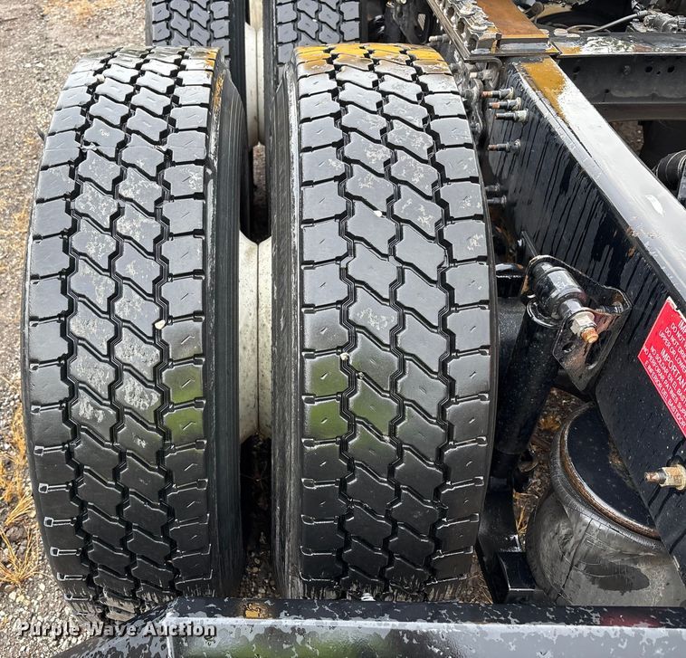 image for item YA1028 2016 Volvo VNL semi truck