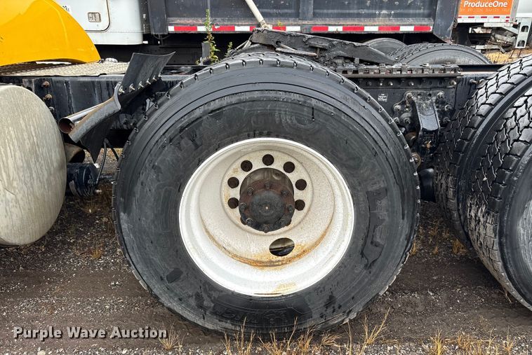 image for item YA1028 2016 Volvo VNL semi truck