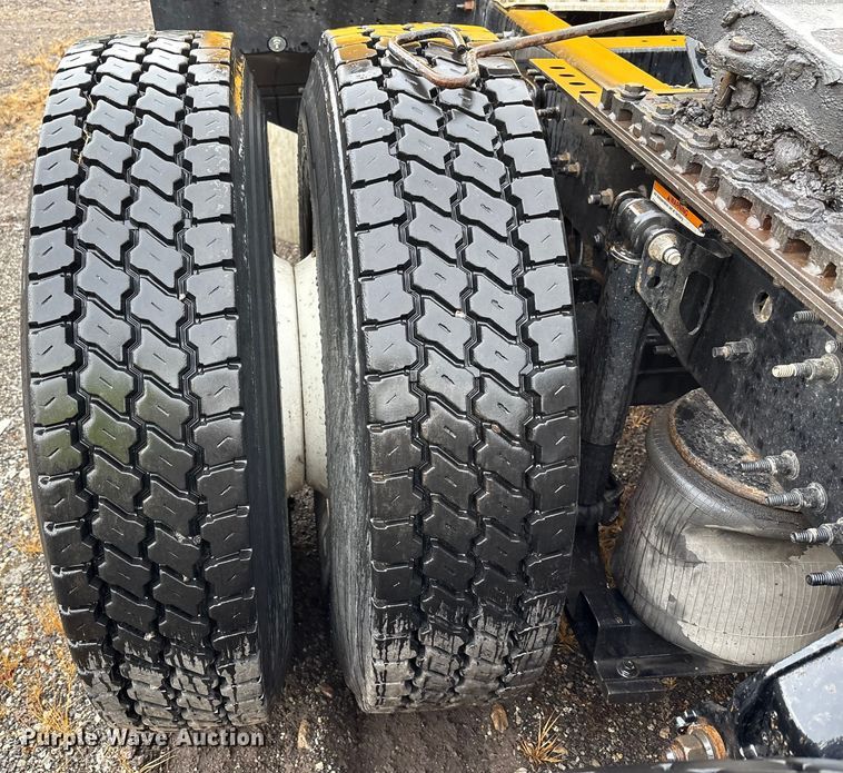 image for item YA1028 2016 Volvo VNL semi truck