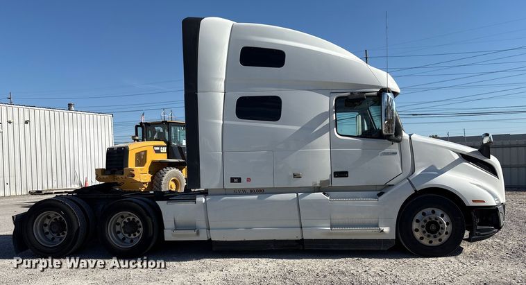image for item YA1037 2019 Volvo VNL semi truck