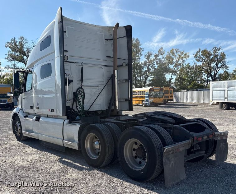 image for item YA1037 2019 Volvo VNL semi truck