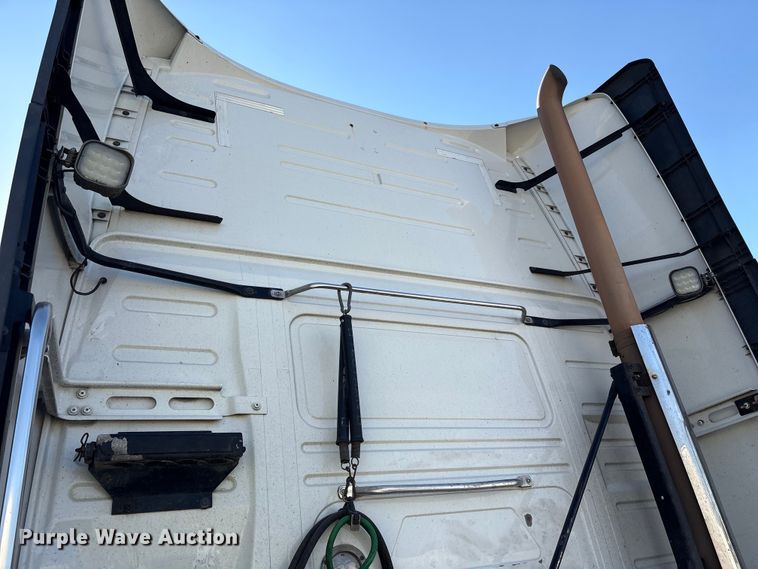 image for item YA1037 2019 Volvo VNL semi truck