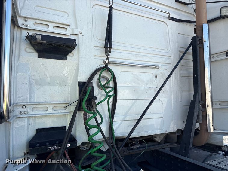 image for item YA1037 2019 Volvo VNL semi truck