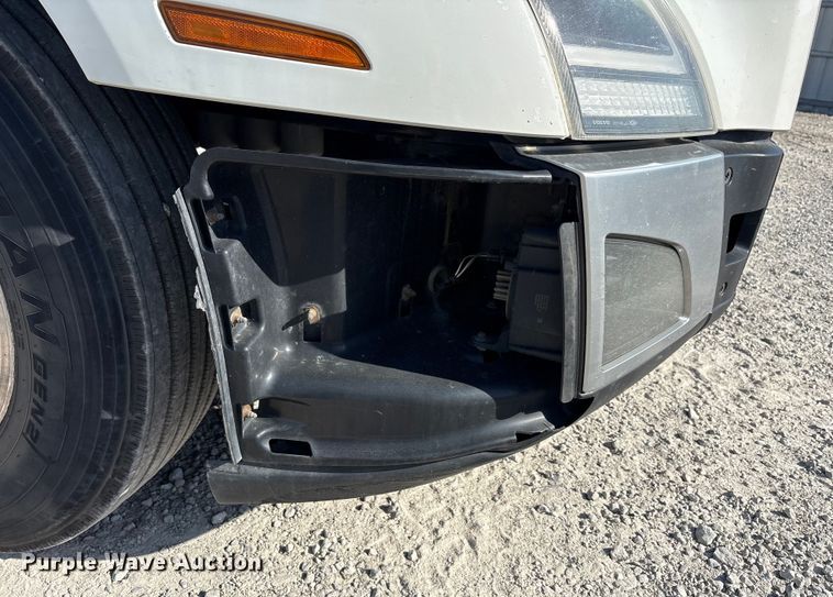 image for item YA1037 2019 Volvo VNL semi truck